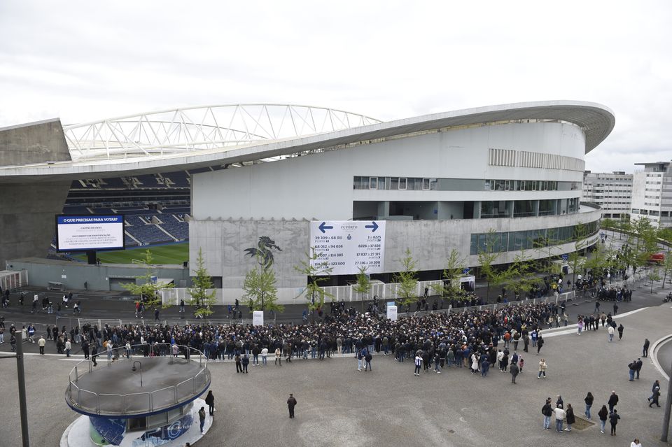 Fotos: Grande afluência às urnas no Dragão