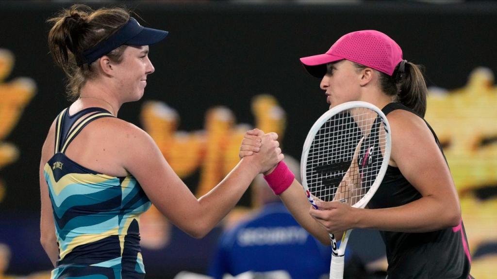 Linda Noskova e Iga Swiatek (AP Photo/Andy Wong)