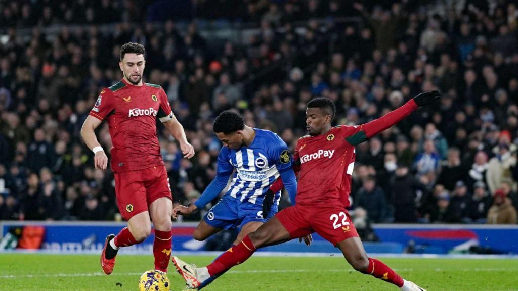 Nelson Semedo e João Pedro, no Brighton-Wolverhampton, da Premier League (AP)