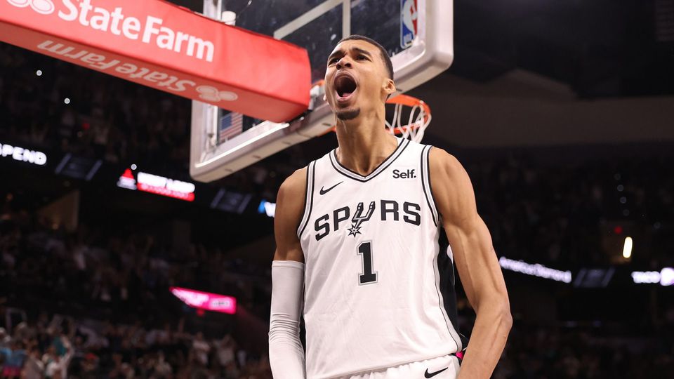 Vídeo: Wembanyama foi eleito 'rookie' do ano e teve surpresa de lendas da NBA