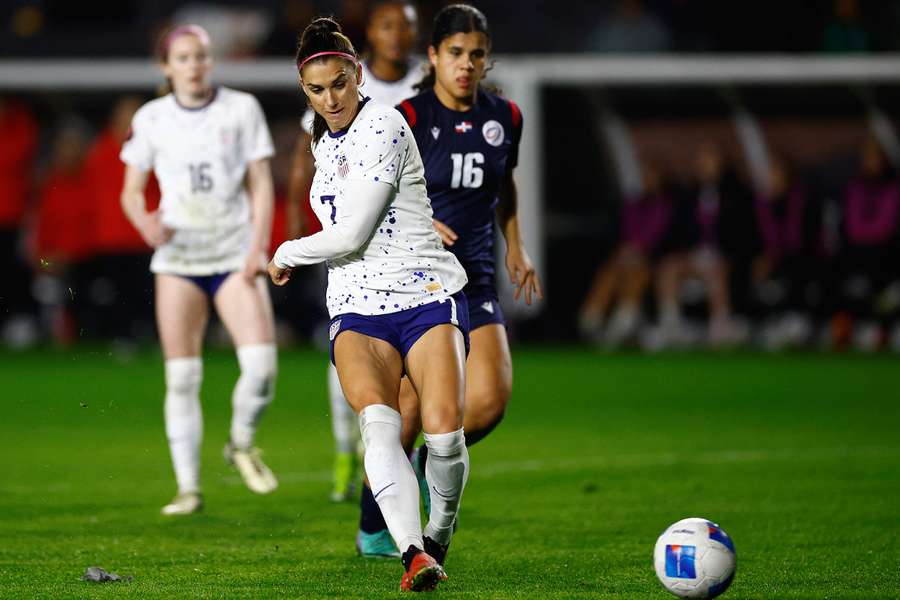 Alex Morgan marcou o quinto golo dos Estados Unidos