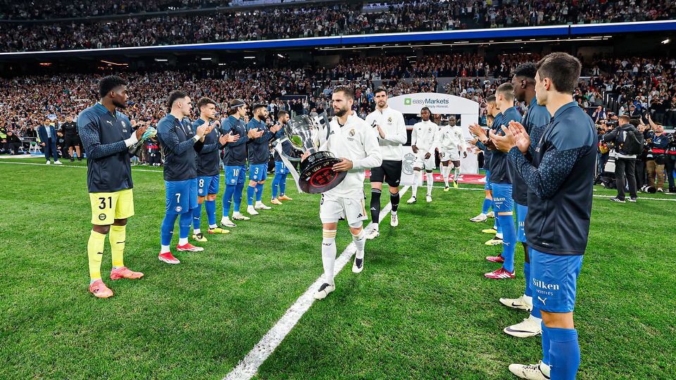 Real Madrid aplica goleada no dia em que levantou o troféu da La Liga