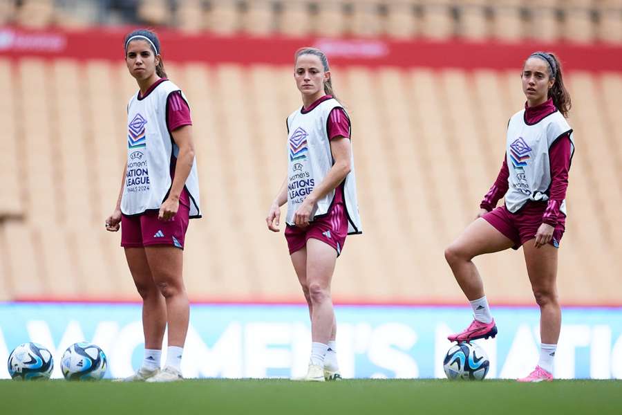 Alba Redondo, Alexia Putellas e Maite Oroz no treino da Espanha em Sevilha