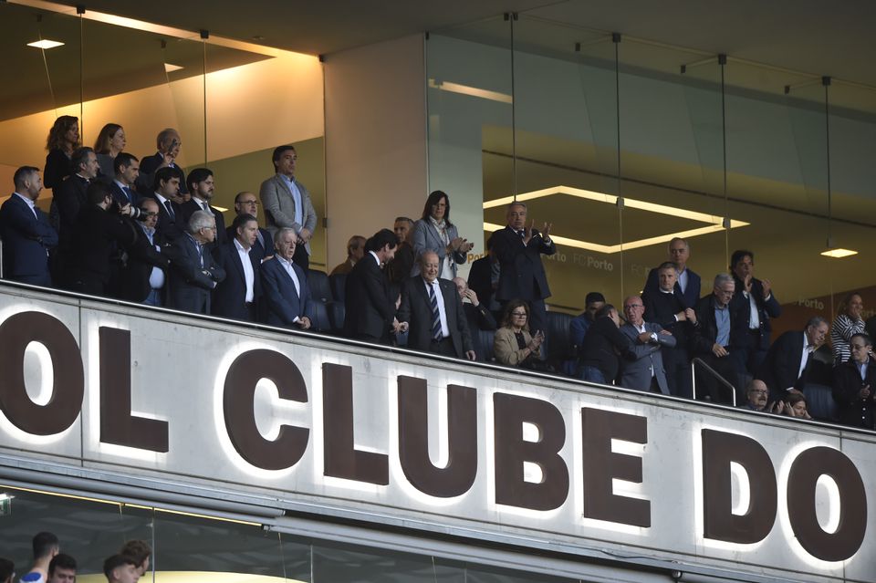 O cumprimento entre Villas-Boas e Pinto da Costa na tribuna do Dragão (fotogaleria)