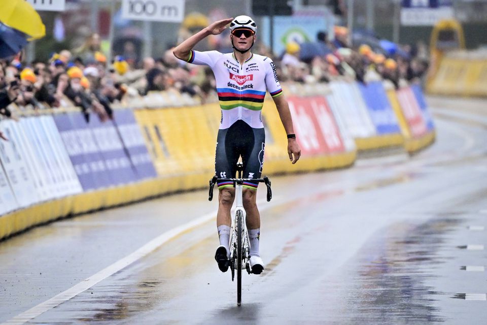 Clássica E3: Van der Poel vence primeiro duelo com Van Aert