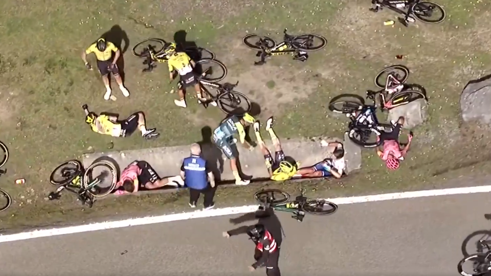 Vídeo: Vingegaard, Roglic e Evenepoel envolvidos em grave queda