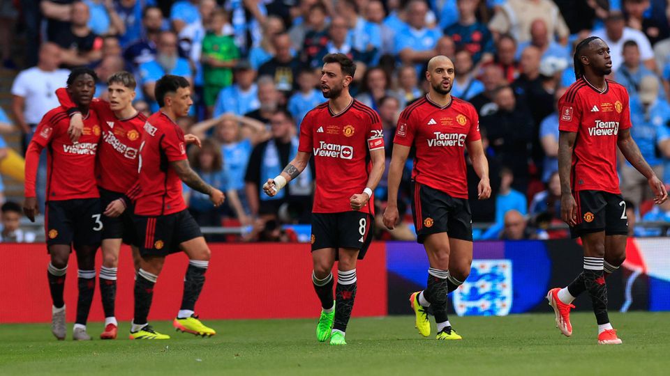 Man. United oficializa saída de Álvaro Carreras e mais seis jogadores