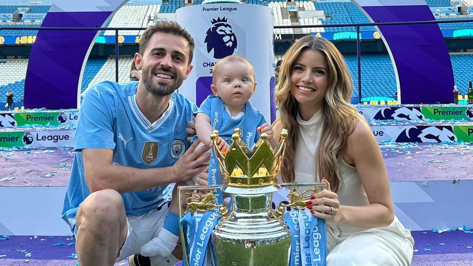 Bernardo Silva posa em família após conquista inédita