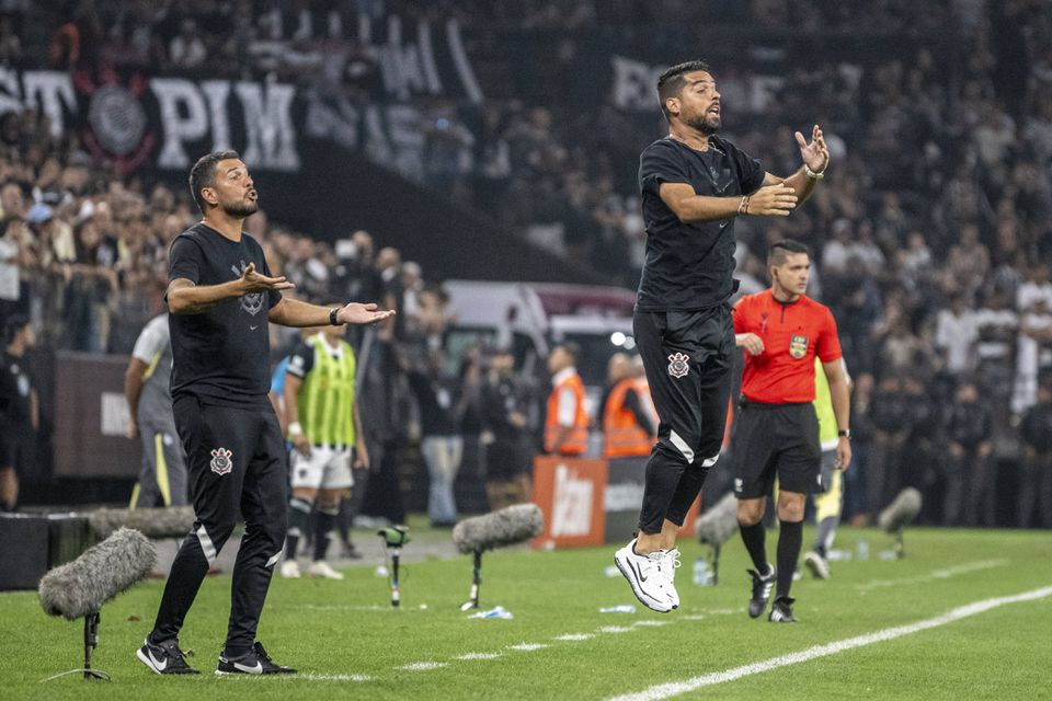 Corinthians de António Oliveira segue em frente na Taça do Brasil