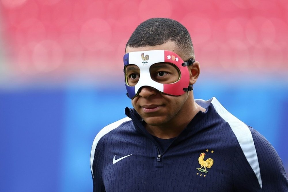 Mbappé com a máscara de proteção, em treinamento da França. AFP