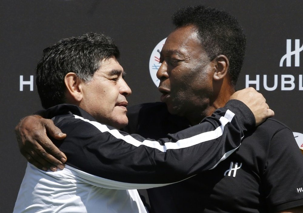 Maradona e Pelé, em foto de arquivo. EFE