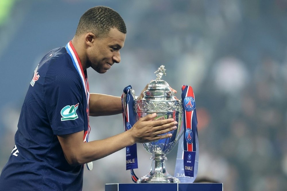 Mbappé, com a taça da Copa da França 2024. EFE