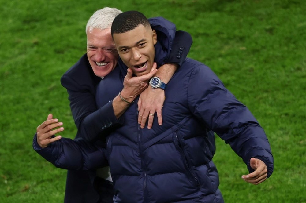 Deschamps, saboreou ver sua equipe encerrar o tabu das disputas de pênaltis e defendeu Mbappé. AFP