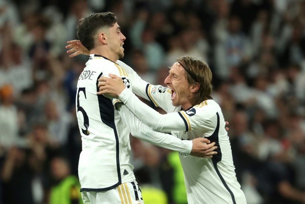 Modric segue o caminho contrário a Kroos e continuará por mais um ano. AFP