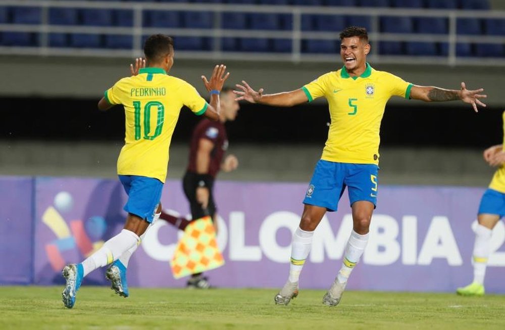 Bruno Guimarães com a camisa da Seleção. EFE