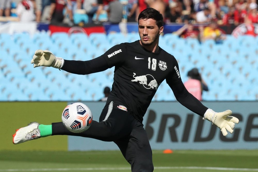 O Bragantino vence o Coquimbo Unido com a ajuda do goleiro Cleiton. EFE/ Raúl Martínez