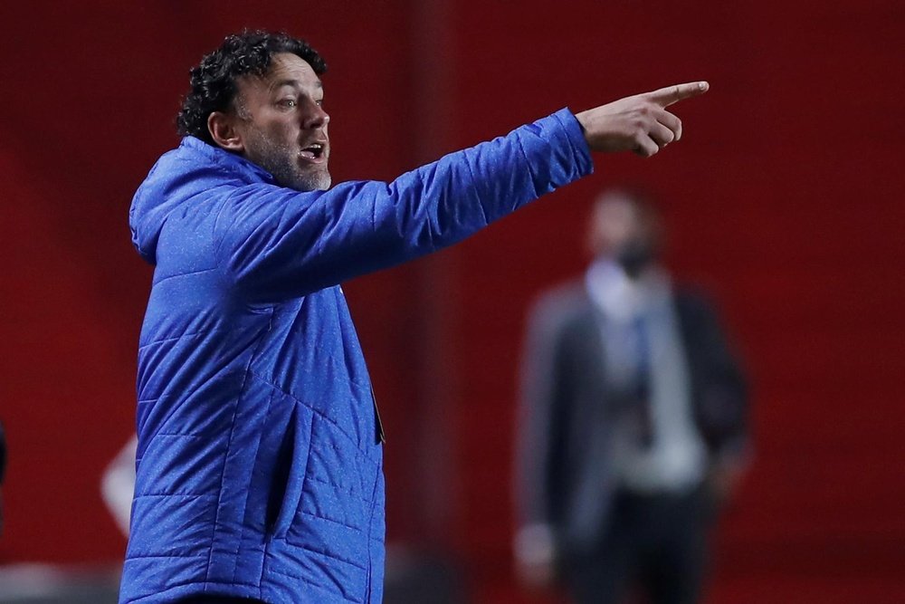 Gabriel Milito atuando como técnico dos Argentinos Juniors. EFE/ Juan Ignacio Roncoroni /POOL