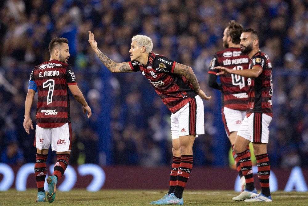 Pedro reverencia a torcida, em partida com a camisa rubro-negra.  EFE/Matías Nápoli