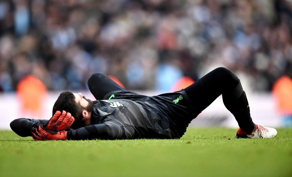 Alisson sofre lesão na coxa. EFE/EPA/PETER POWELL E