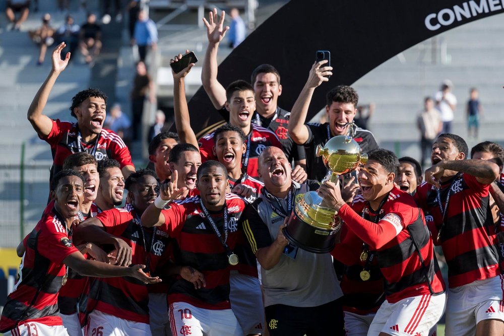 Flamengo campeão da Libertadores Sob-20, comemora com a taça. EFE