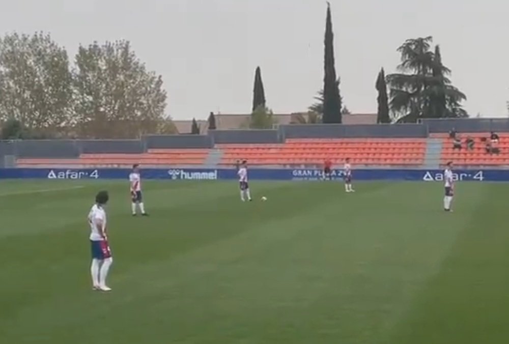 Jogadores do Rayo Majadahonda e Ponferradina param por alguns segundos em protesto. Captura/luuisqui