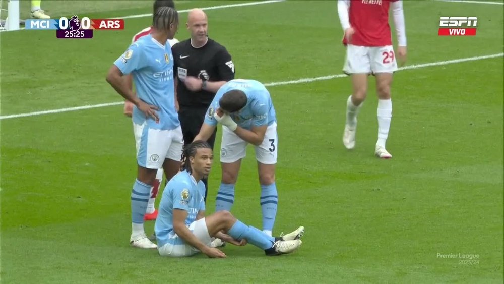 Aké sofre uma lesão muscular nove dias antes do duelo contra o Real Madrid. Captura/ESPN