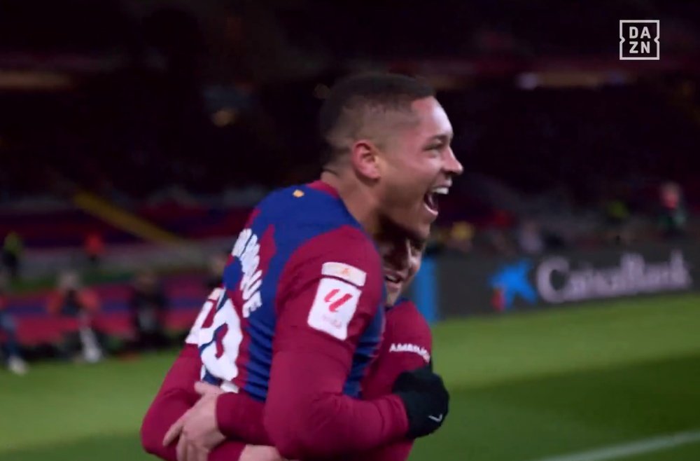 Vitor Roque marca seu primeiro gol pelo Barça. Captura/DAZN_PT