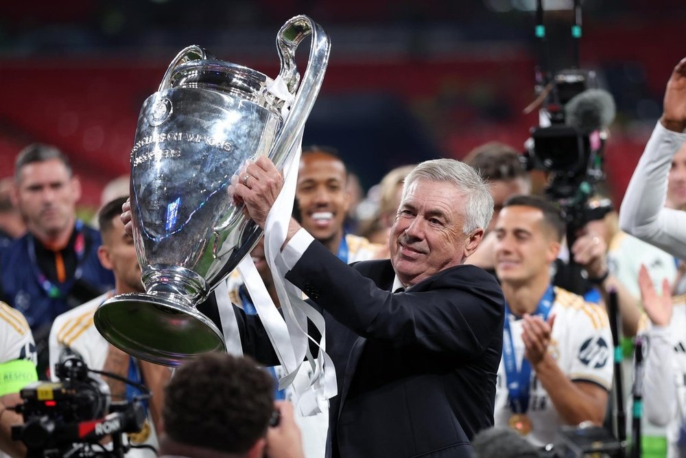 Ancelotti, com o troféu da Champions League, em foto de arquivo. EFE