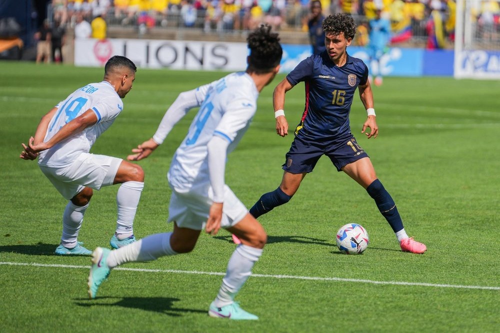 Carlos Pineda (E), de Honduras, em disputa de bola com Sarmiento (D), do Equador. EFE