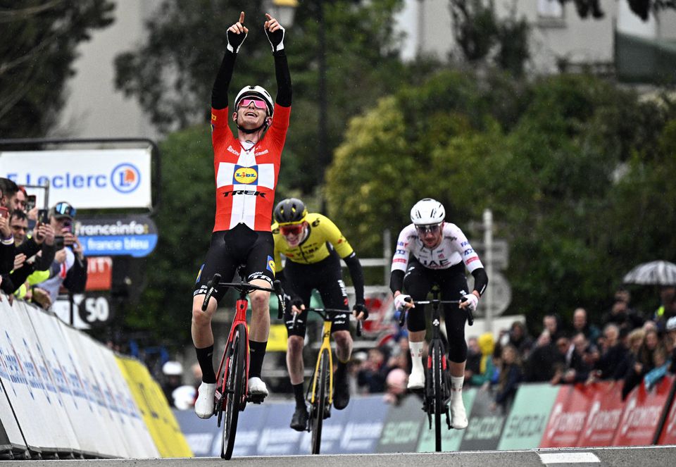 Troca de amarela na Paris-Nice e João Almeida perde tempo