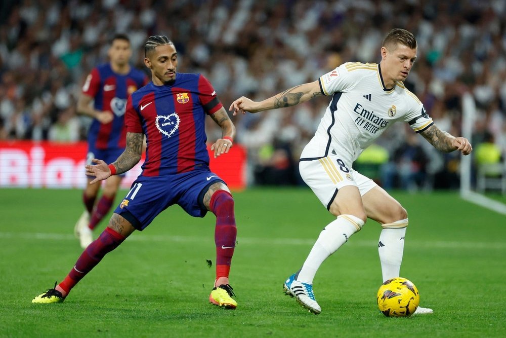 Toni Kroos (d), disputa a bola com Raphinha (e), em foto de arquivo. EFE/ Juanjo Martín