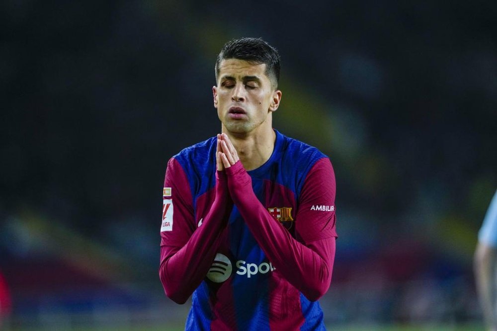 Os serviços médicos do Barça querem verificar se tudo está bem com Cancelo. EFE