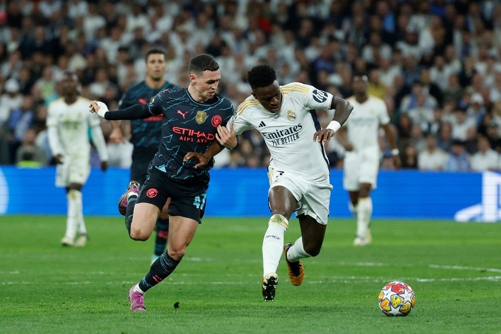 Foden e Vini Jr. disputam a bola no Bernabéu. EFE