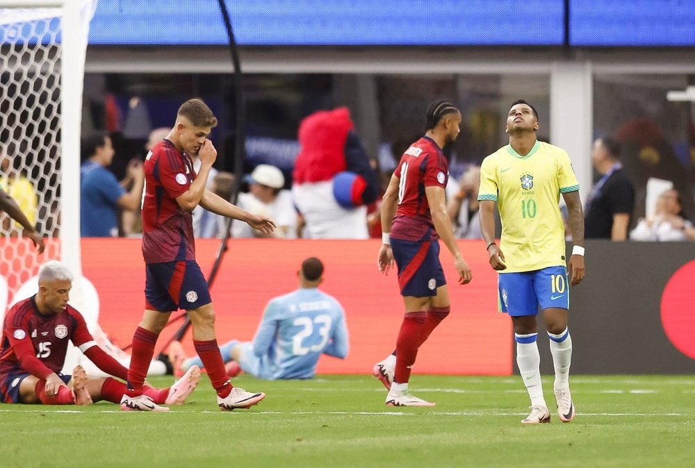 Reação de Rodrygo ao falhar uma finalização na Copa América. EFE