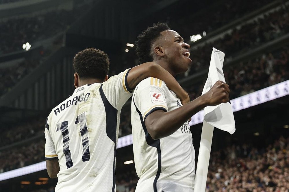 Vinícius impulsiona a iniciativa de um Bernabéu vestido de branco. EFE