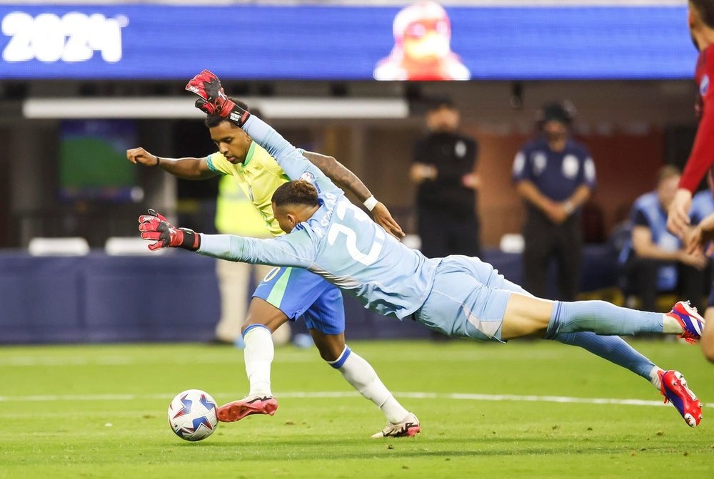 Brasil na disputa contra a Costa Rica. EFE