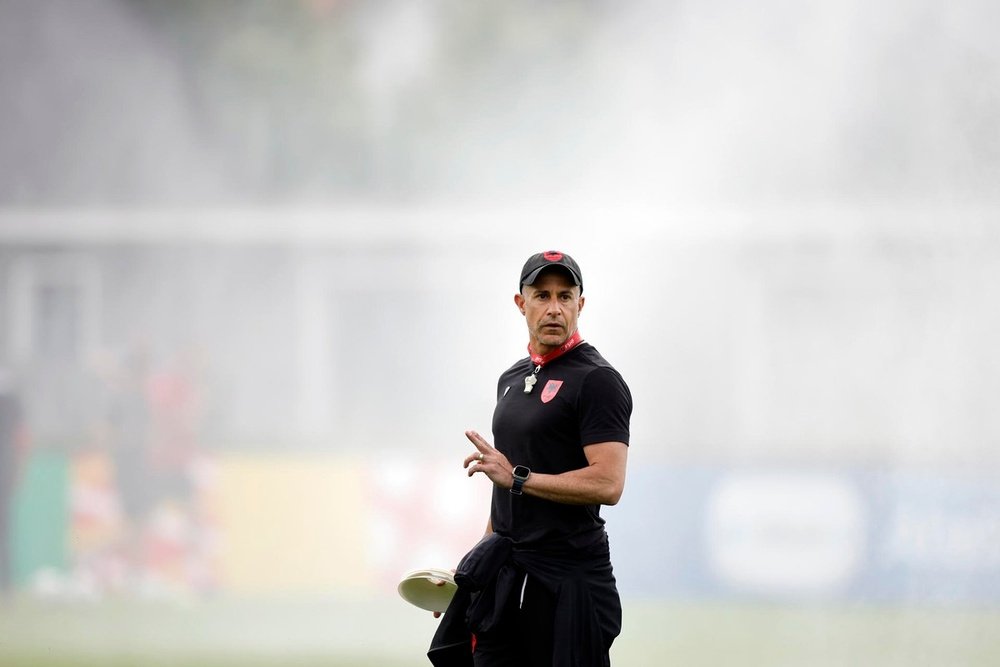 Sylvinho durante o treinamento da Seleção Albanesa. EFE