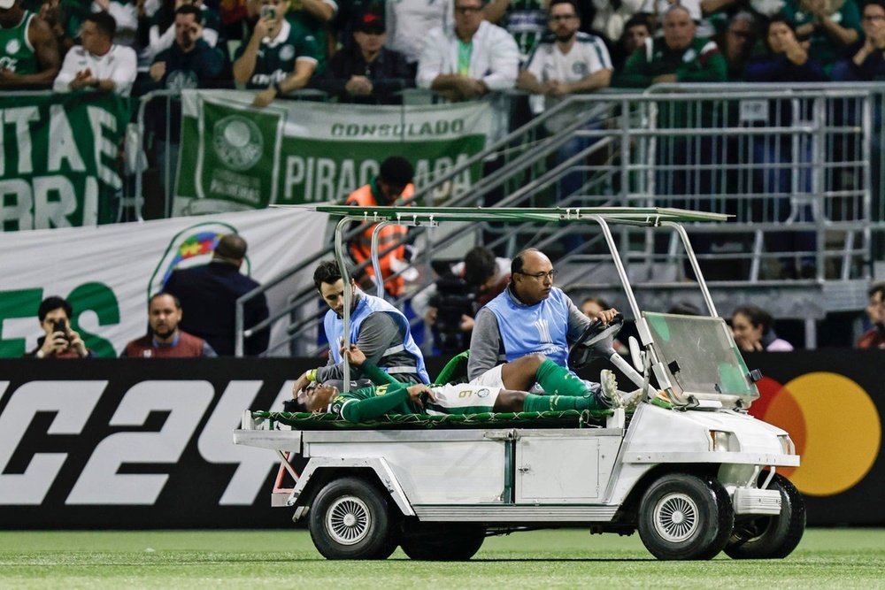 Endrick sai de campo na maca, após sofrer lesão. EFE