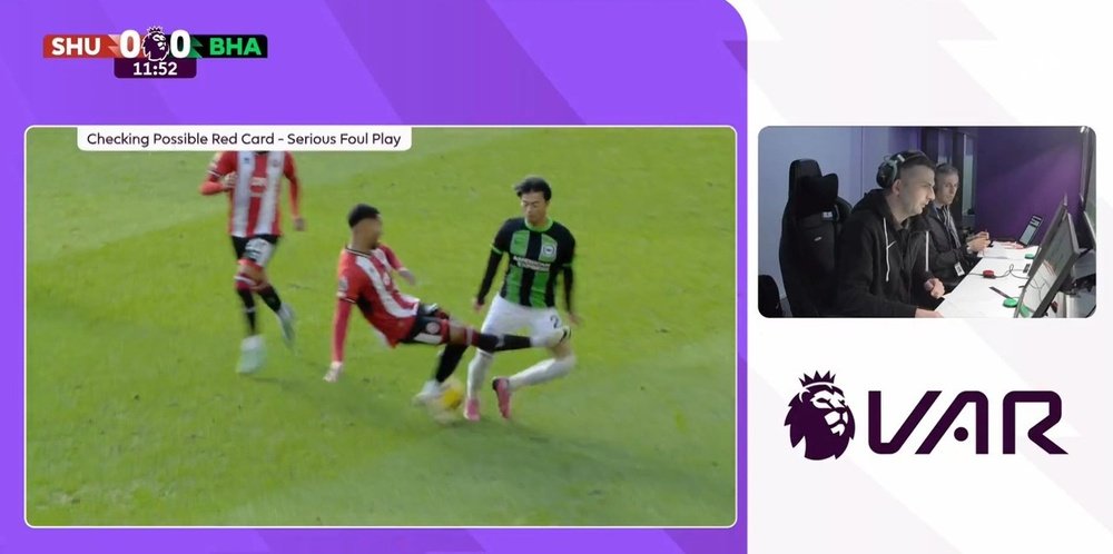 O carrinho de Holgate sobre Mitoma que lhe custou o vermelho. Captura/DAZN