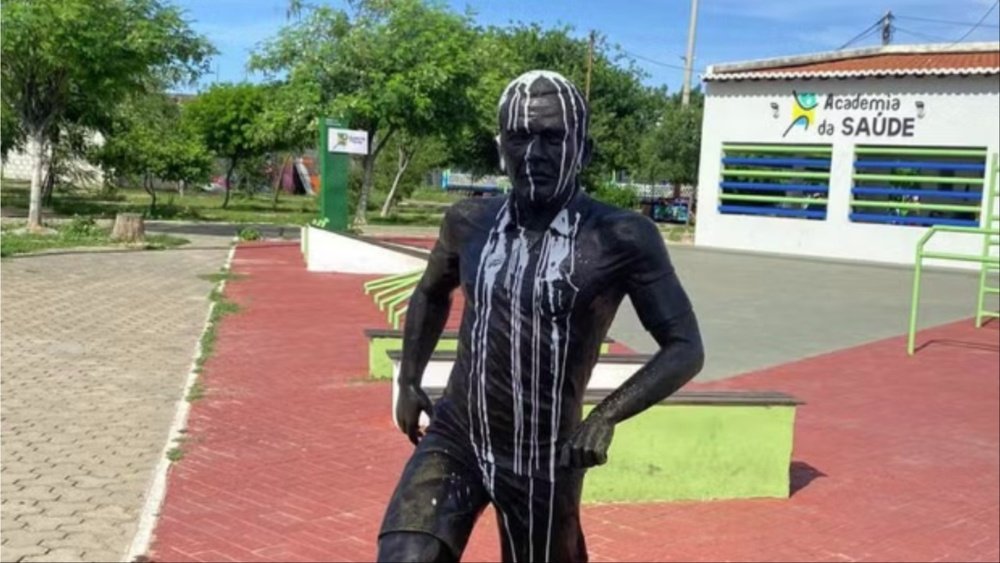 Retiram a estátua de Daniel Alves em Juazeiro. Ronaldo Silva/TV São Francisco