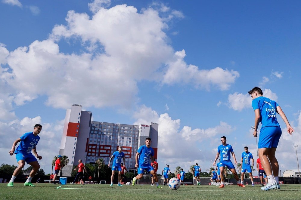 Jogadores da Seleção Paraguaia em um treinamento para a Copa América. EFE