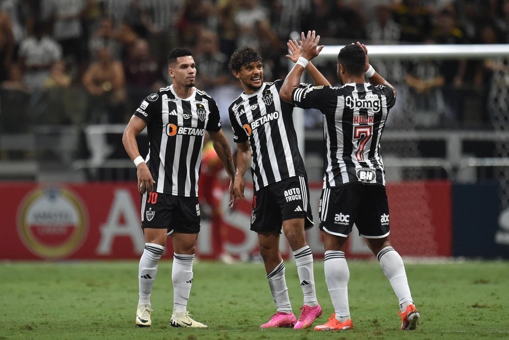 Gustavo Scarpa celebra um de seus gols na partida. EFE/ Yuri Edmundo