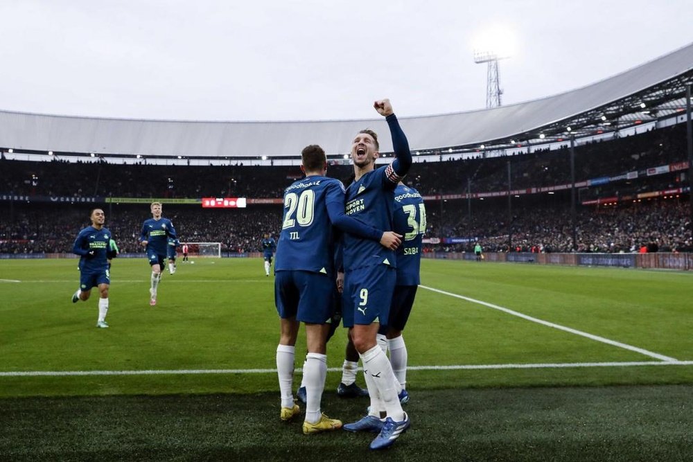 Luuk de Jong leva o PSV ao seu vigésimo quinto título. EFE/EPA/MAURICEVANSTEEN