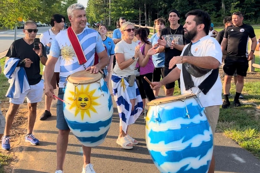 Tambores recepcionam o Uruguai, antes de duelo contra a Colômbia. EFE