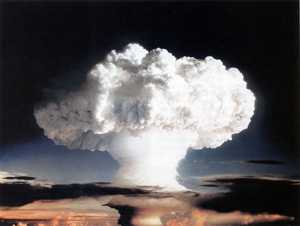Um teste nuclear atmosférico conduzido pelos Estados Unidos no Atol Enewetak, Ilhas Marshall, em 1º de novembro de 1952.