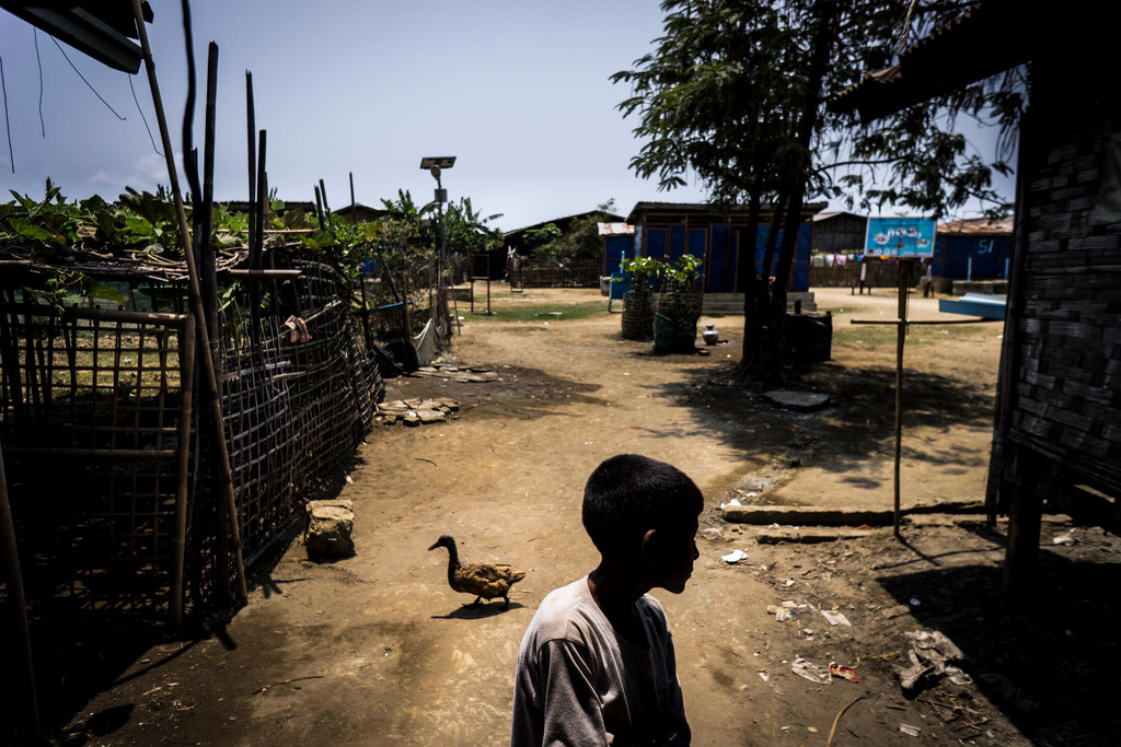 Refugiados rohingya vivem em locais abarrotados em condições humanitárias terríveis em campos no Bangladesh