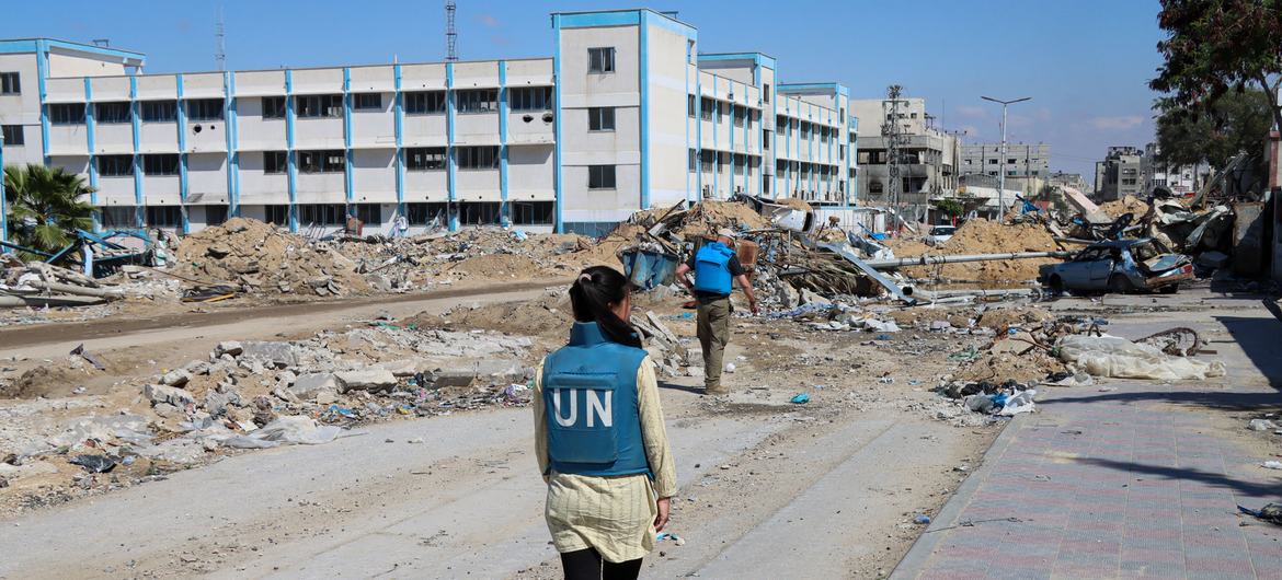 Uma equipe da ONU inspeciona uma escola destruída em Khan Younis