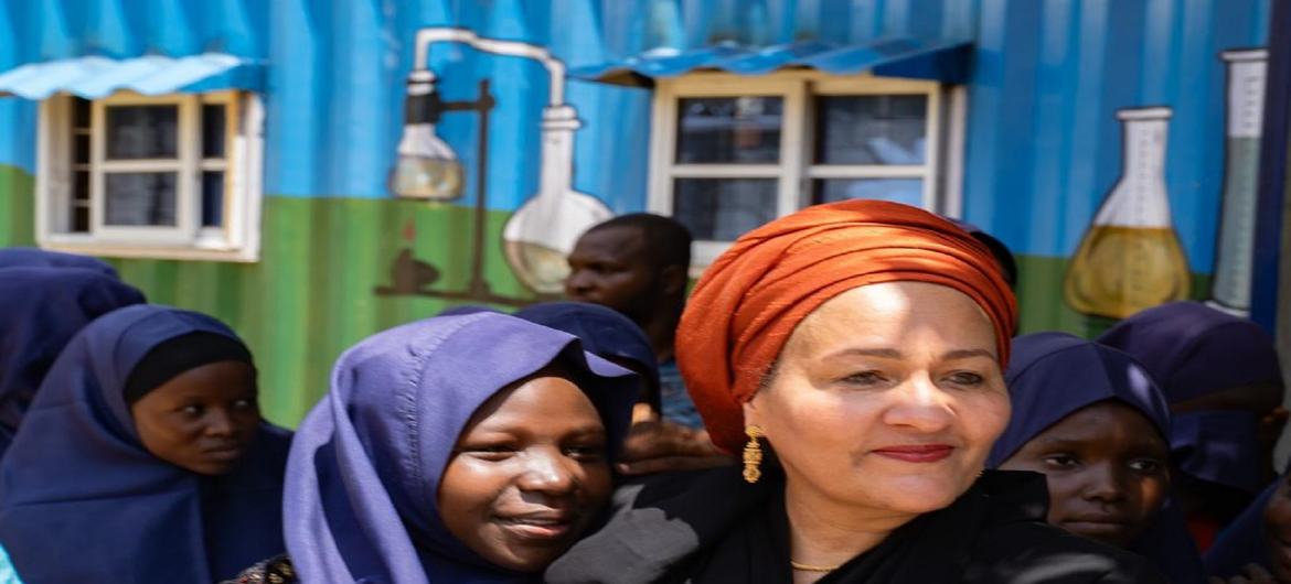 A vice secretária-geral das Nações Unidas, Amina Mohammed, em fotografia com estudantes no Centro de Formação Lafiya Sariri, no estado de Borno, Nordeste da Nigéria.