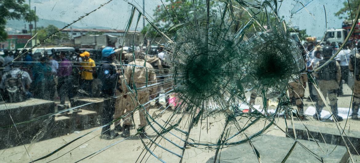 Vista de um protesto de um veículo da Polícia Nacional do Haiti no centro de Porto Príncipe