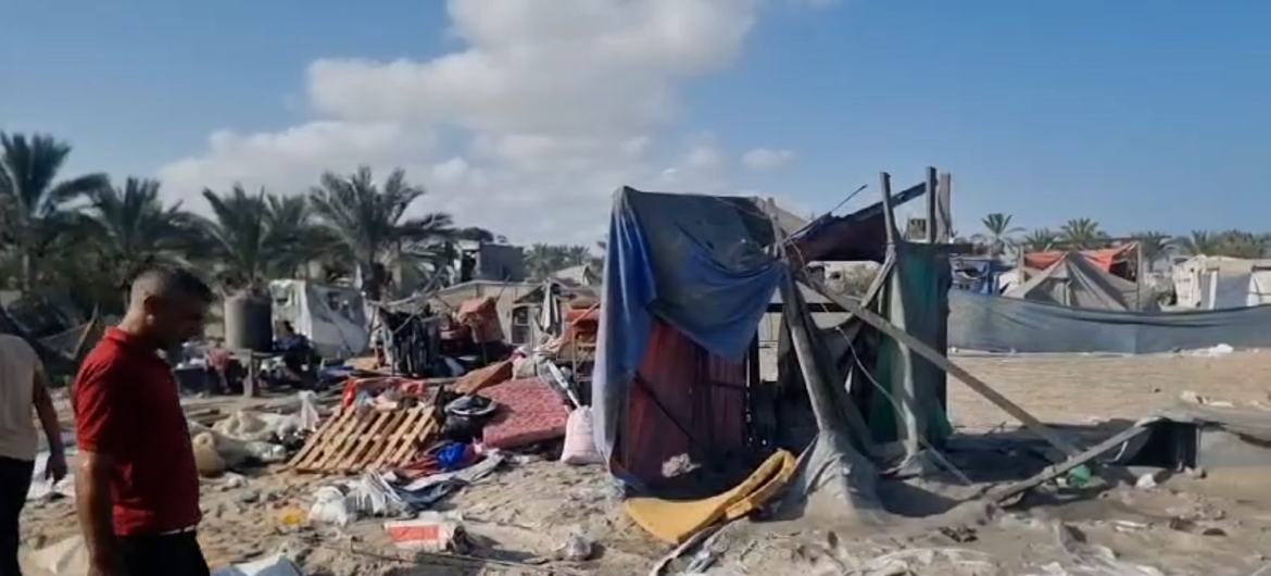 Os danos causados ​​por um ataque aéreo que atingiu um campo improvisado para deslocados na área de Al Mawasi, a oeste de Khan Younis